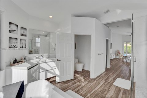 House in Weston, Florida 4 bedrooms, 250.19 sq.m. № 1930964 - photo 19