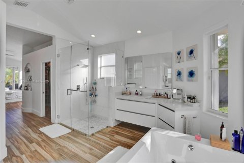 House in Weston, Florida 4 bedrooms, 250.19 sq.m. № 1930964 - photo 17