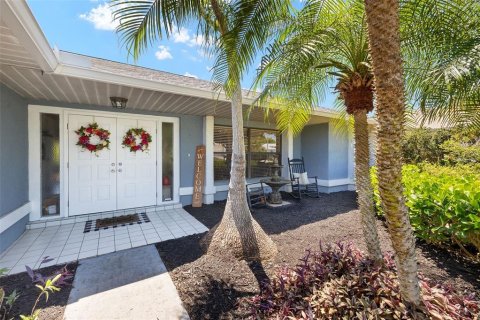 House in North Fort Myers, Florida 3 bedrooms, 144.93 sq.m. № 1649807 - photo 3