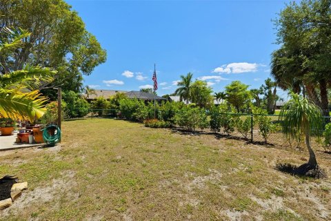 House in North Fort Myers, Florida 3 bedrooms, 144.93 sq.m. № 1649807 - photo 8