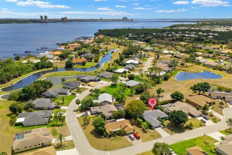 House in North Fort Myers, Florida 3 bedrooms, 144.93 sq.m. № 1649807 - photo 6