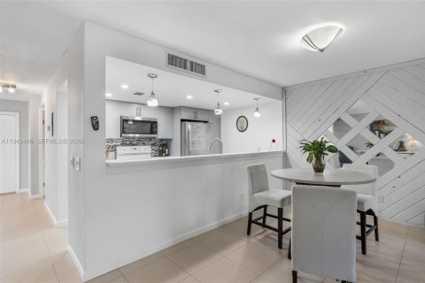 Townhouse in Pembroke Pines, Florida 2 bedrooms, 122.45 sq.m. № 2000321 - photo 19