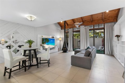 Townhouse in Pembroke Pines, Florida 2 bedrooms, 122.45 sq.m. № 2000321 - photo 4