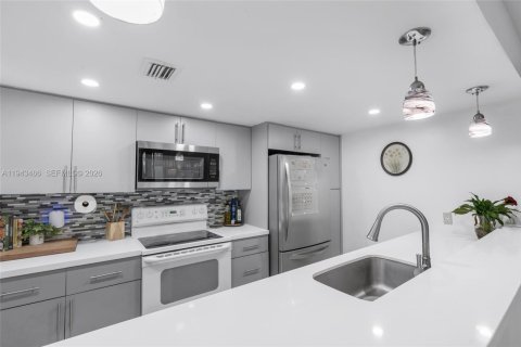 Townhouse in Pembroke Pines, Florida 2 bedrooms, 122.45 sq.m. № 2000321 - photo 2