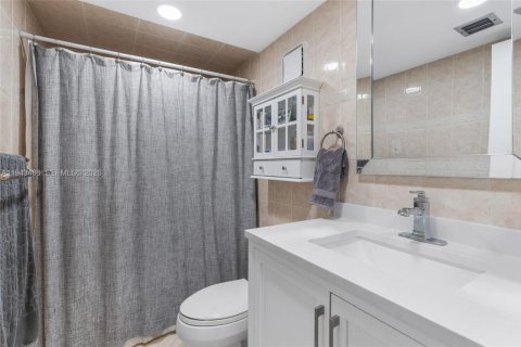 Townhouse in Pembroke Pines, Florida 2 bedrooms, 122.45 sq.m. № 2000321 - photo 21