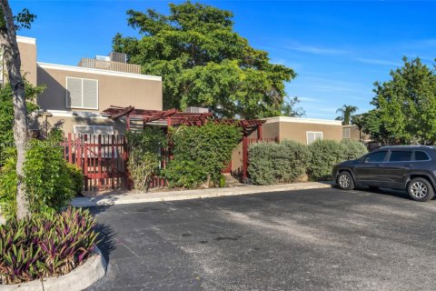 Townhouse in Pembroke Pines, Florida 2 bedrooms, 122.45 sq.m. № 2000321 - photo 3