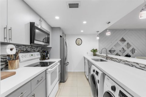 Townhouse in Pembroke Pines, Florida 2 bedrooms, 122.45 sq.m. № 2000321 - photo 20