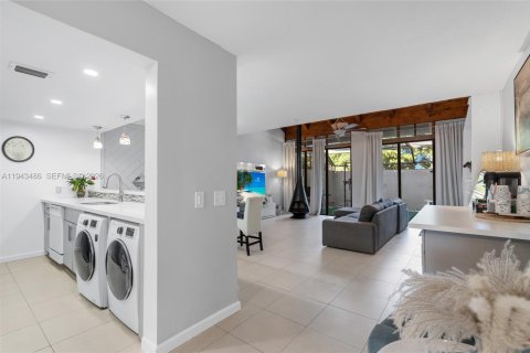 Townhouse in Pembroke Pines, Florida 2 bedrooms, 122.45 sq.m. № 2000321 - photo 13