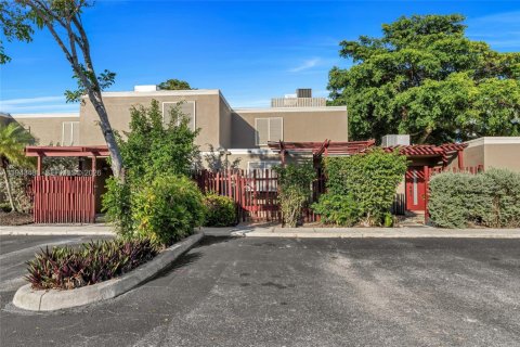 Townhouse in Pembroke Pines, Florida 2 bedrooms, 122.45 sq.m. № 2000321