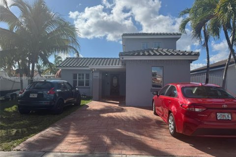 House in Miami, Florida 4 bedrooms, 188.31 sq.m. № 2006105