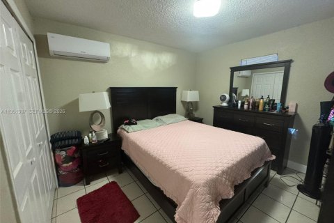 House in Miami, Florida 4 bedrooms, 188.31 sq.m. № 2006105 - photo 10