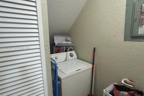 House in Miami, Florida 4 bedrooms, 188.31 sq.m. № 2006105 - photo 14