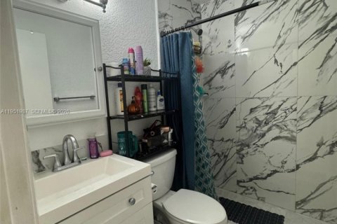 House in Miami, Florida 4 bedrooms, 188.31 sq.m. № 2006105 - photo 8