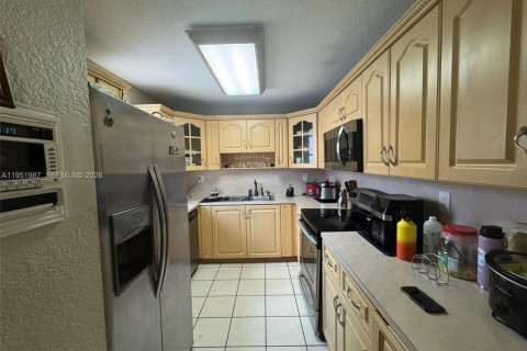 House in Miami, Florida 4 bedrooms, 188.31 sq.m. № 2006105 - photo 16