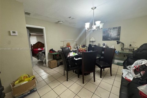 House in Miami, Florida 4 bedrooms, 188.31 sq.m. № 2006105 - photo 22