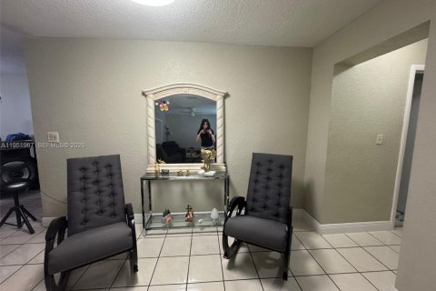 House in Miami, Florida 4 bedrooms, 188.31 sq.m. № 2006105 - photo 11