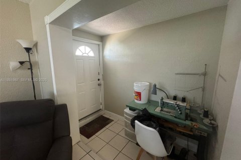 House in Miami, Florida 4 bedrooms, 188.31 sq.m. № 2006105 - photo 27