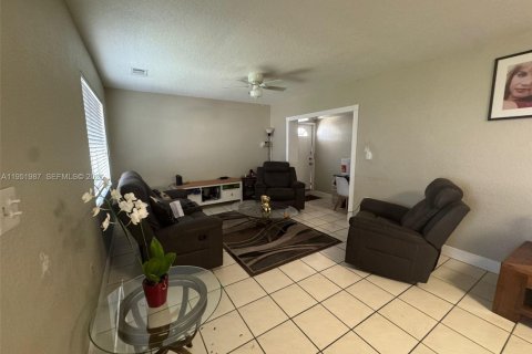 House in Miami, Florida 4 bedrooms, 188.31 sq.m. № 2006105 - photo 5