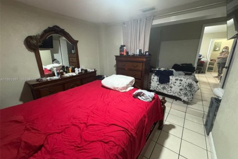 House in Miami, Florida 4 bedrooms, 188.31 sq.m. № 2006105 - photo 21