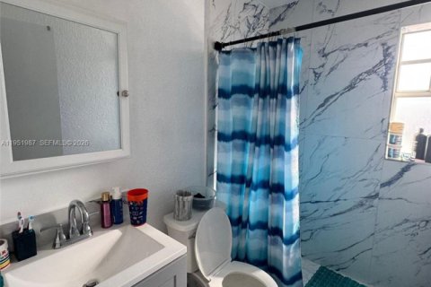 House in Miami, Florida 4 bedrooms, 188.31 sq.m. № 2006105 - photo 24