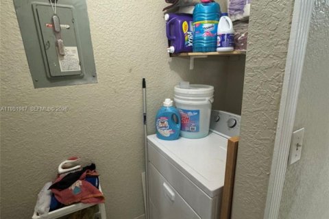 House in Miami, Florida 4 bedrooms, 188.31 sq.m. № 2006105 - photo 13