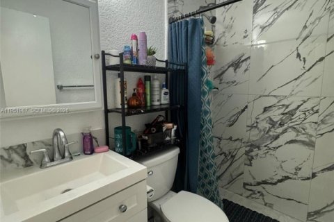 House in Miami, Florida 4 bedrooms, 188.31 sq.m. № 2006105 - photo 7