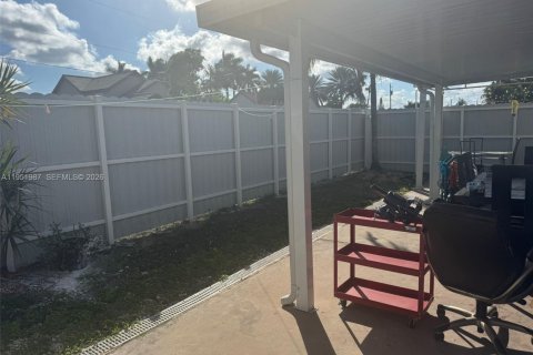 House in Miami, Florida 4 bedrooms, 188.31 sq.m. № 2006105 - photo 28