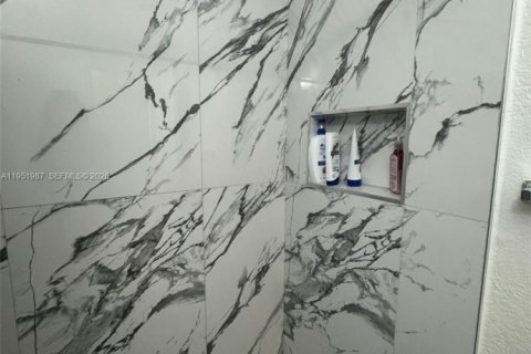 House in Miami, Florida 4 bedrooms, 188.31 sq.m. № 2006105 - photo 9