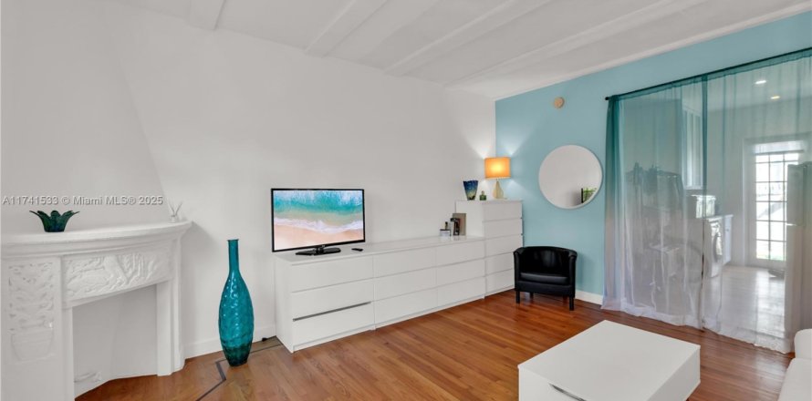 Condominio en Miami Beach, Florida, 1 dormitorio  № 1709806