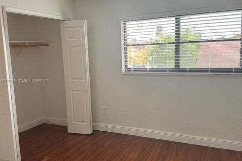 Снять в аренду таунхаус в Майами, Флорида 3 спальни, 121.7м2, № 1957142 - фото 7