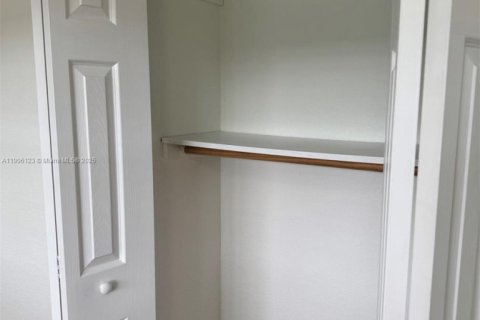 Снять в аренду таунхаус в Майами, Флорида 3 спальни, 121.7м2, № 1957142 - фото 6