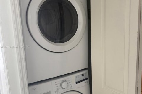 Снять в аренду таунхаус в Майами, Флорида 3 спальни, 121.7м2, № 1957142 - фото 11