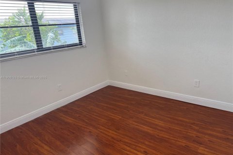 Снять в аренду таунхаус в Майами, Флорида 3 спальни, 121.7м2, № 1957142 - фото 4