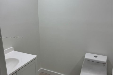 Снять в аренду таунхаус в Майами, Флорида 3 спальни, 121.7м2, № 1957142 - фото 8