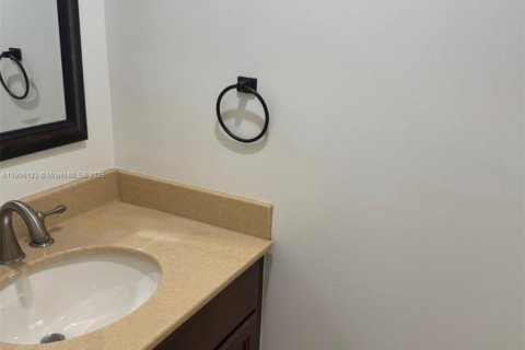 Снять в аренду таунхаус в Майами, Флорида 3 спальни, 121.7м2, № 1957142 - фото 10