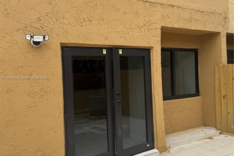 Снять в аренду таунхаус в Майами, Флорида 3 спальни, 121.7м2, № 1957142 - фото 13