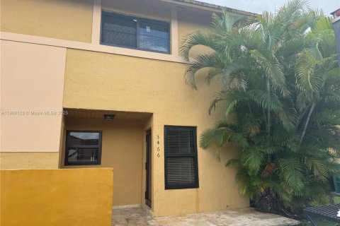 Снять в аренду таунхаус в Майами, Флорида 3 спальни, 121.7м2, № 1957142 - фото 1