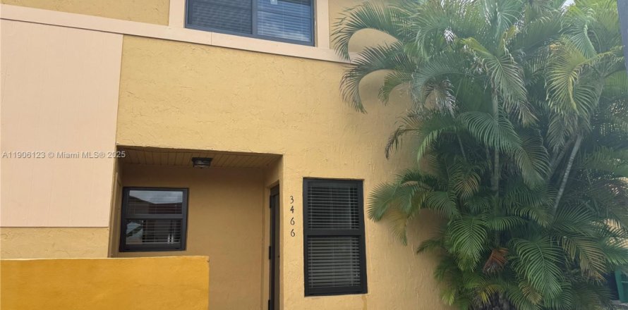 Таунхаус в Майами, Флорида 3 спальни, 121.7м2 № 1957142