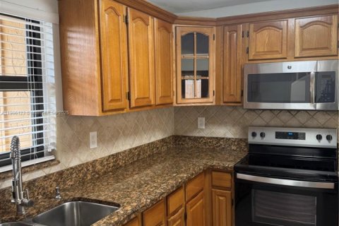 Снять в аренду таунхаус в Майами, Флорида 3 спальни, 121.7м2, № 1957142 - фото 2