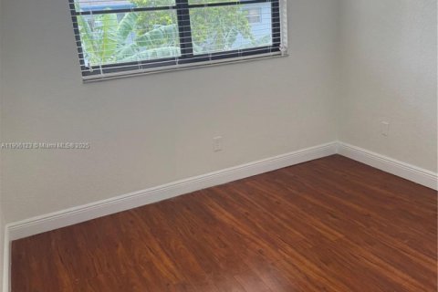 Снять в аренду таунхаус в Майами, Флорида 3 спальни, 121.7м2, № 1957142 - фото 5