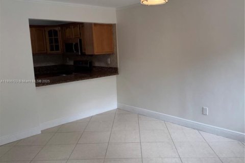 Снять в аренду таунхаус в Майами, Флорида 3 спальни, 121.7м2, № 1957142 - фото 3