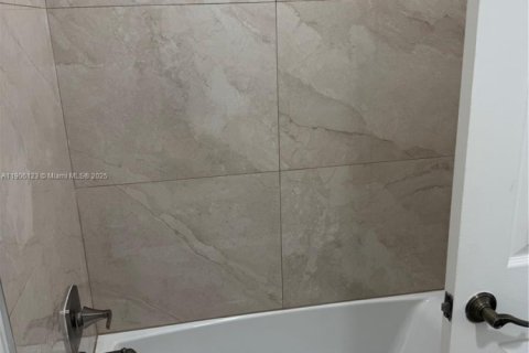 Снять в аренду таунхаус в Майами, Флорида 3 спальни, 121.7м2, № 1957142 - фото 9