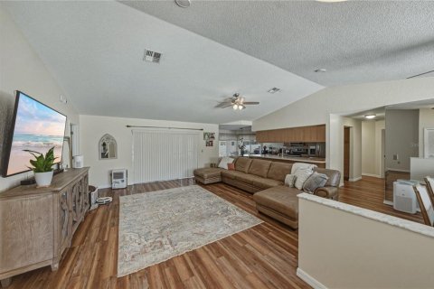 House in Weeki Wachee, Florida 3 bedrooms, 159.42 sq.m. № 2203783 - photo 9