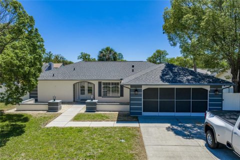 House in Weeki Wachee, Florida 3 bedrooms, 159.42 sq.m. № 2203783 - photo 2