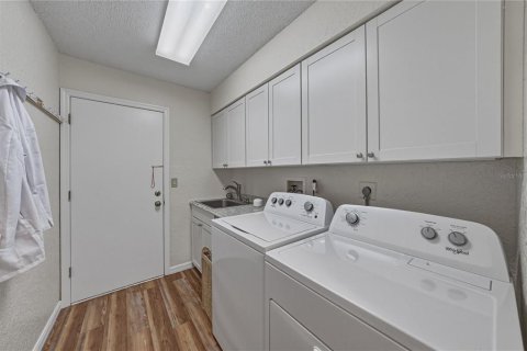 House in Weeki Wachee, Florida 3 bedrooms, 159.42 sq.m. № 2203783 - photo 23