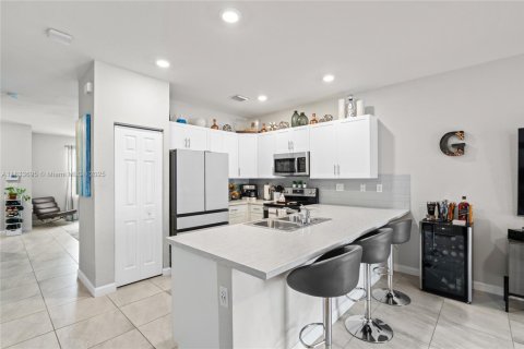 Townhouse in Hialeah, Florida 3 bedrooms, 143.07 sq.m. № 1814753 - photo 1