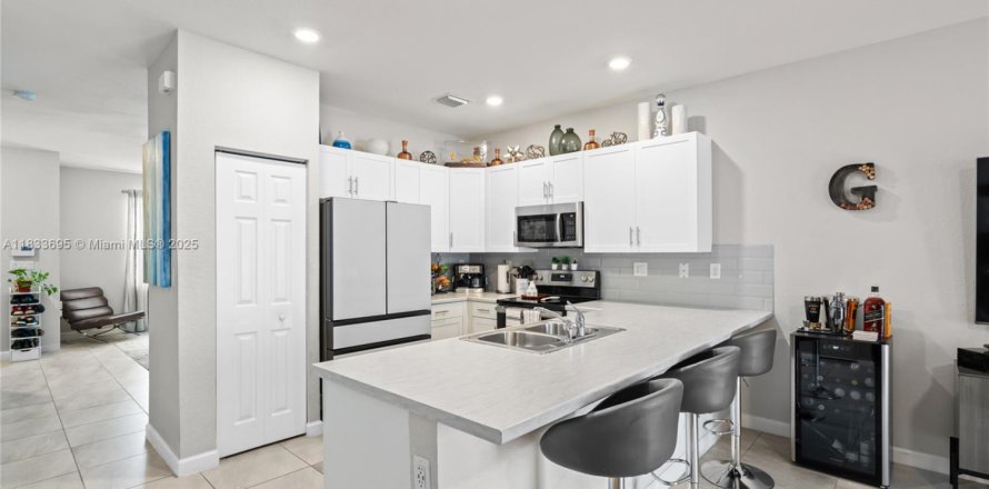 Townhouse in Hialeah, Florida 3 bedrooms, 143.07 sq.m. № 1814753