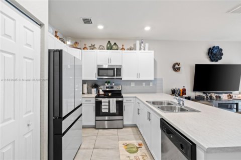 Townhouse in Hialeah, Florida 3 bedrooms, 143.07 sq.m. № 1814753 - photo 15