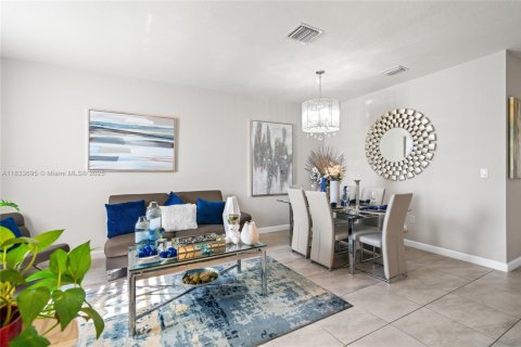 Townhouse in Hialeah, Florida 3 bedrooms, 143.07 sq.m. № 1814753 - photo 6