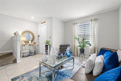 Townhouse in Hialeah, Florida 3 bedrooms, 143.07 sq.m. № 1814753 - photo 13
